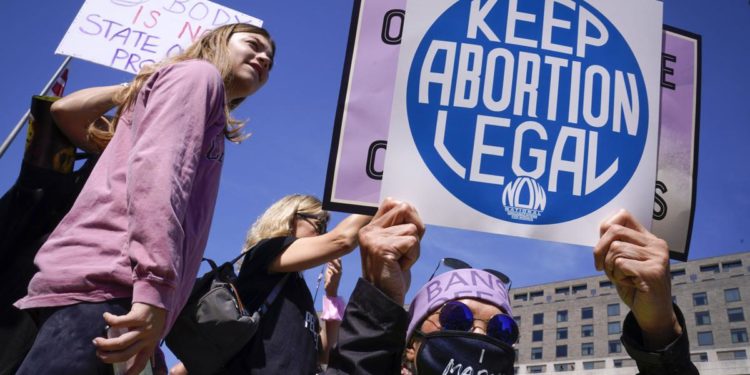 Aborto diventa illegale, governatore Oklahoma firma la legge