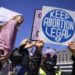Aborto diventa illegale, governatore Oklahoma firma la legge