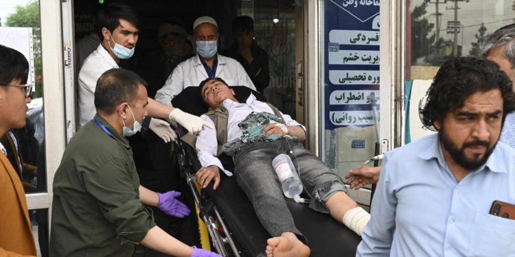 Afghanistan, esplosioni vicino scuola a Kabul: morti almeno 25 studenti