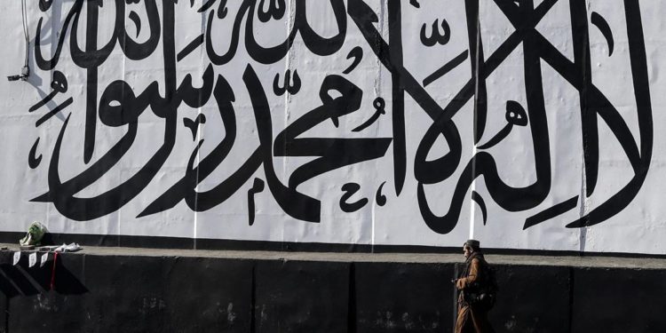 Afghanistan, i Talebani vietano TikTok: “Confonde i giovani”