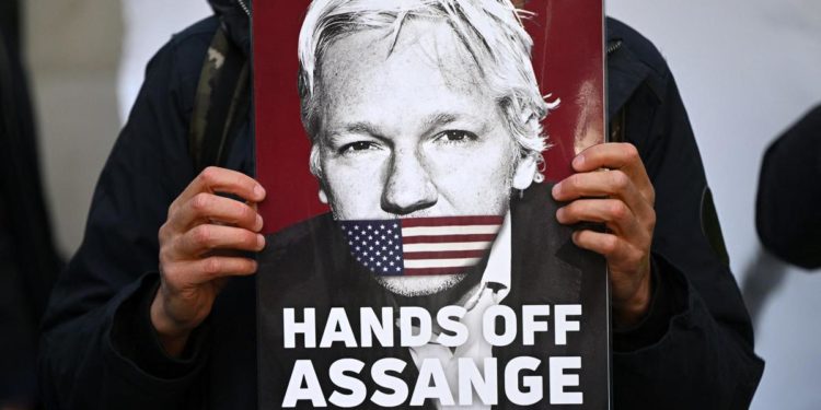 Wikileaks, giudice autorizza estradizione Assange in Usa