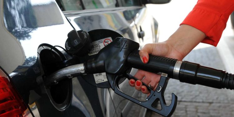 Prezzo benzina e diesel, ancora in calo: quanto costano oggi