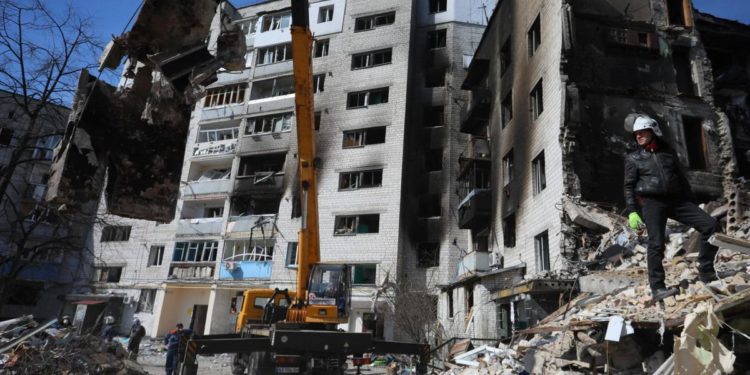 Guerra Ucraina, trovati 26 corpi a Borodianka. Zelensky: “Più orribile di Bucha”