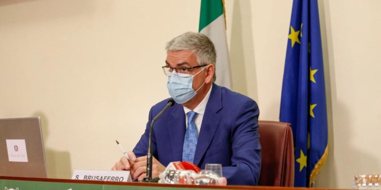 Covid oggi Italia, Brusaferro: “In aumento reinfezioni”