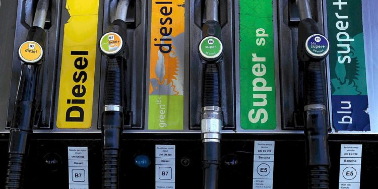 Prezzo benzina e diesel aumenta ancora in Italia, quanto costa un litro oggi
