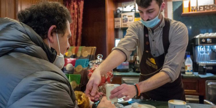 Mascherine al chiuso, Costa: “Stop da maggio, valutazione su trasporti”