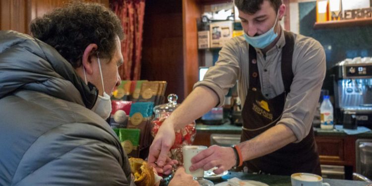 Mascherine al chiuso 1 maggio, cosa cambia in Italia