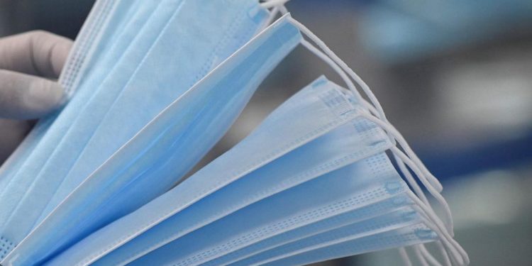 Mascherine al chiuso, Andreoni: “Non sono panacea ma presto per toglierle”