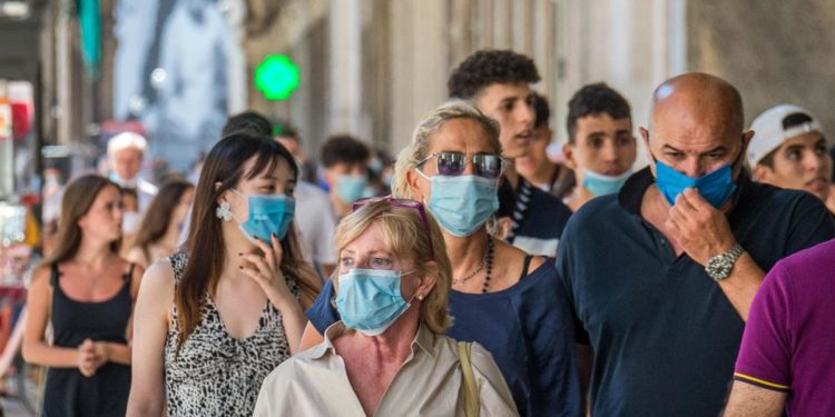 Covid, indagine Sima: “Almeno 46 mld le mascherine usate in Italia da inizio pandemia”