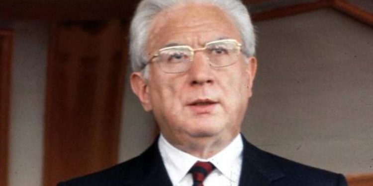 “Mi dimetto per servire la Repubblica”, 30 anni fa l’addio di Cossiga al Quirinale