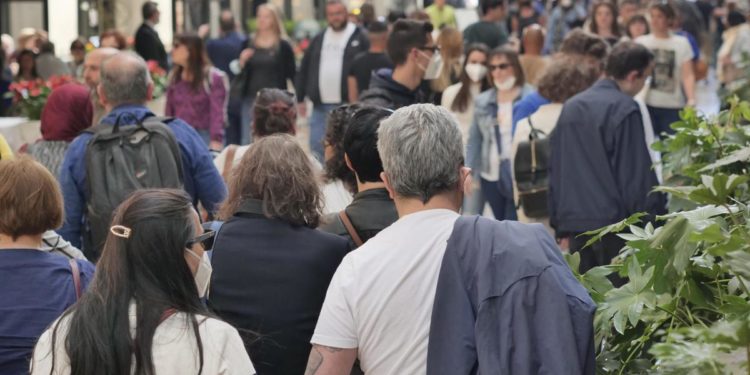 Covid oggi Italia, Rt e incidenza in calo: aumentano ricoveri
