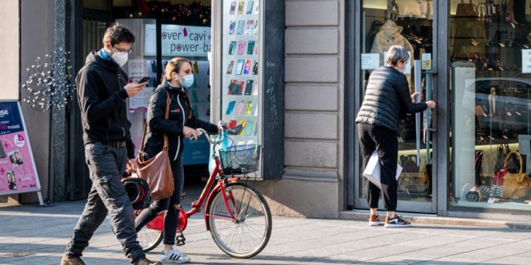 Covid oggi Italia, il report: sale l’incidenza, Rt stabile