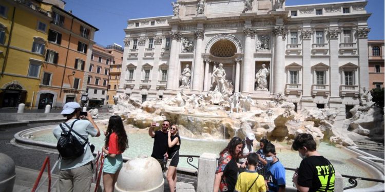 Covid oggi Lazio, 6.947 contagi e 13 morti. A Roma 3.541 casi