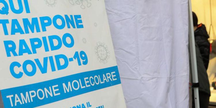 Covid oggi Italia, Gimbe: netta discesa contagi ma -20% tamponi processati