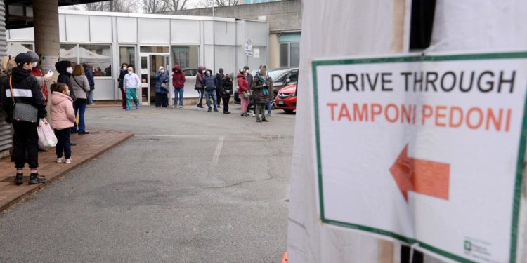 Covid oggi Lombardia, 9.094 contagi. A Milano 3.072 casi