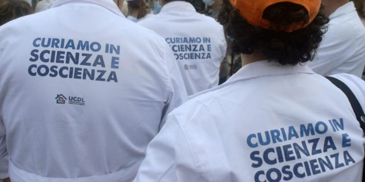 Terapie domiciliari Covid, 50 medici querelano Bassetti: “Ci ha diffamato”