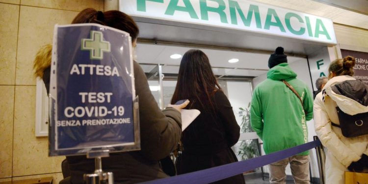 Covid Lombardia, prezzo tamponi farmacia resta 15 euro