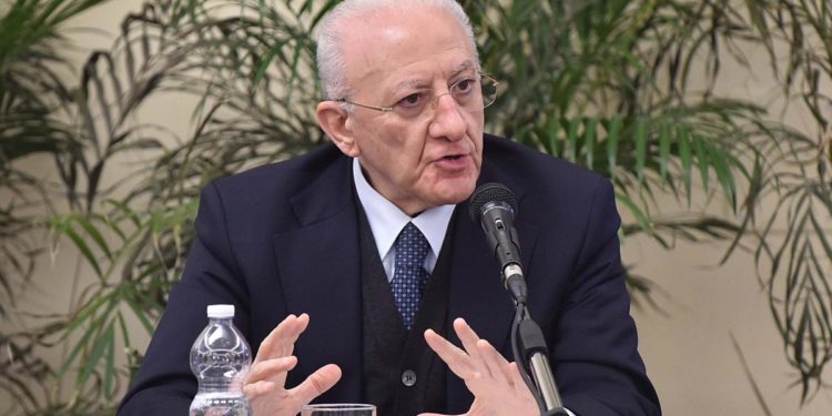 Ucraina, De Luca: “Zelensky dove trova il tempo per fare tutti quei video?”