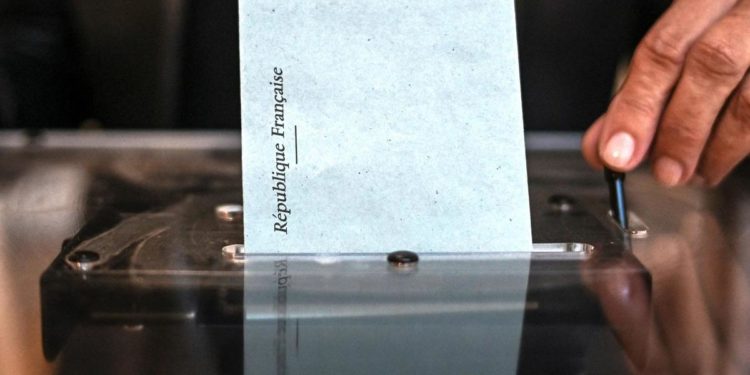 Elezioni Francia, seggi aperti per il primo turno delle presidenziali