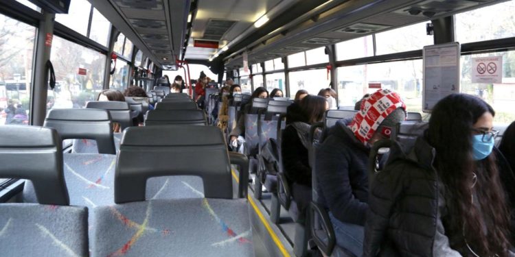 Mascherine, Locatelli: “Meglio tenerle su bus, treni, aerei e uffici”