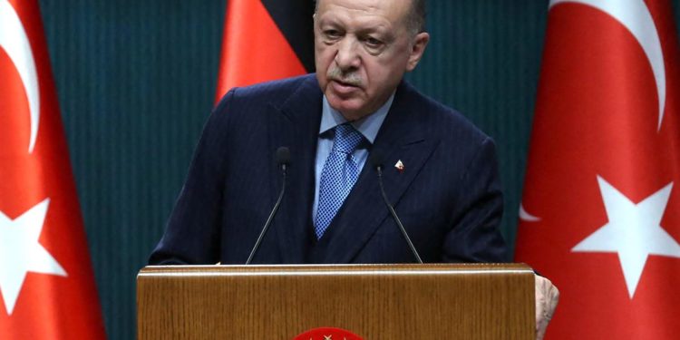 Turchia contro i curdi, Erdogan: “Operazioni anche in Siria, gli spaccheremo la testa”