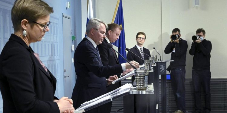 Finlandia discute adesione Nato, Russia rafforza militari al confine