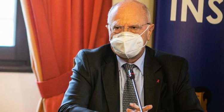 Covid, Galli: “Via mascherine al chiuso? Scelta miope e populista”
