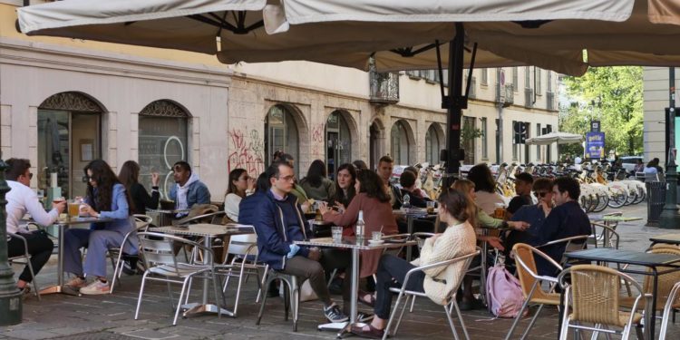 Covid Italia, monitoraggio Iss: “Con Omicron reinfezioni sopra al 4%”
