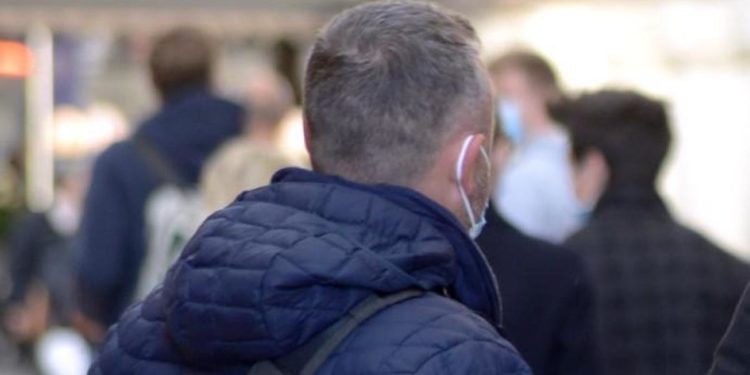 Covid e mascherine, Lopalco: “Sbagliato abbandonarle”