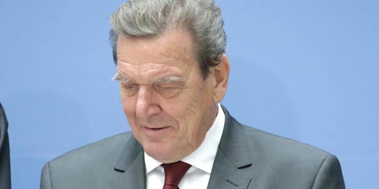 Schroeder: “Putin interessato a porre fine a guerra, ma non è facile”