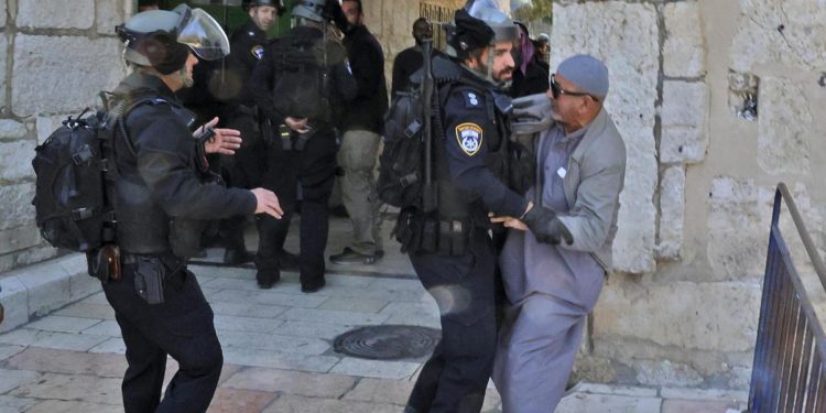 Scontri su Spianata Moschee, decine di feriti