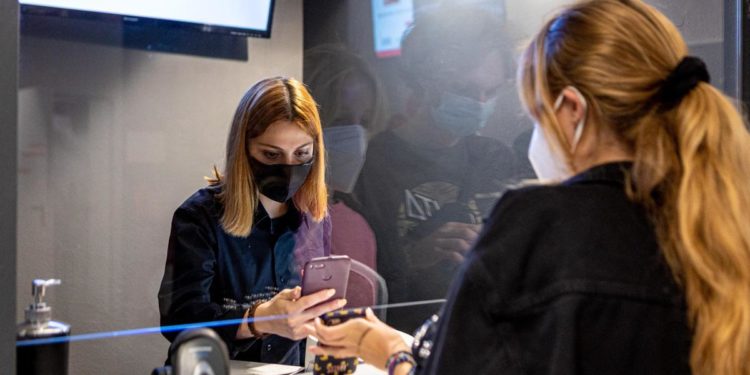 Mascherine al chiuso, Sileri: “Auspico stop a maggio, ma ora meglio Ffp2”