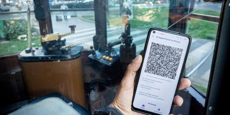 Green pass sul lavoro, mascherine al chiuso: cosa cambia da domani 1 maggio