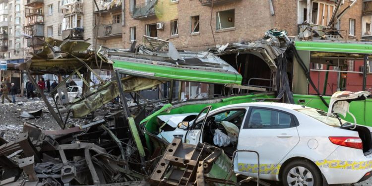 Guerra Ucraina, fonti Kiev: “A Mariupol russi disseppelliscono corpi nei cortili”