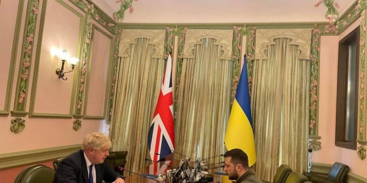 Guerra Ucraina-Russia, Johnson a sorpresa a Kiev: incontro con Zelensky