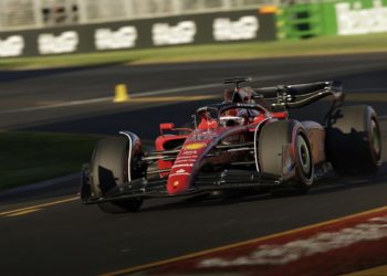 F1 Gp Australia 2022, Ferrari: Sainz subito fuori, Leclerc in testa