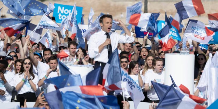 Elezioni Francia 2022, sondaggio: Macron stacca Le Pen di 10 punti