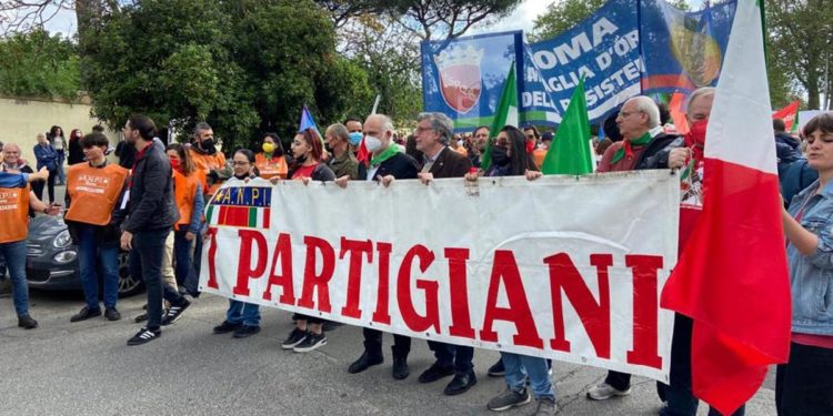 25 aprile, a Roma il corteo Anpi: polemiche per striscioni anti Usa e Nato