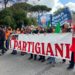 25 aprile, a Roma il corteo Anpi: polemiche per striscioni anti Usa e Nato