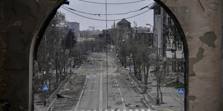 Mariupol non si arrende, “Russia impone pass per muoversi in città”
