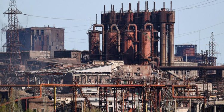 Mariupol, Russia chiude area: “Possibile attacco ad Azovstal”