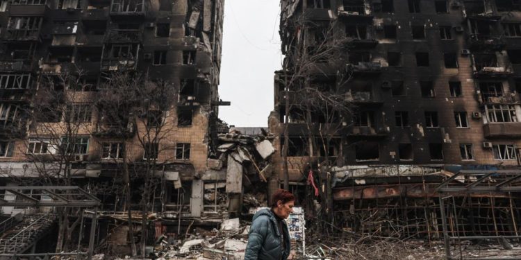 Mariupol, circondata da russi: guardia di frontiera si fa saltare in aria