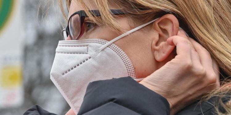 Obbligo mascherina, Bassetti: “Solo su mezzi pubblici, altrove non serve”