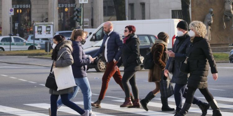 Covid oggi Lombardia, 6.973 contagi e 20 morti. A Milano 2.087 casi