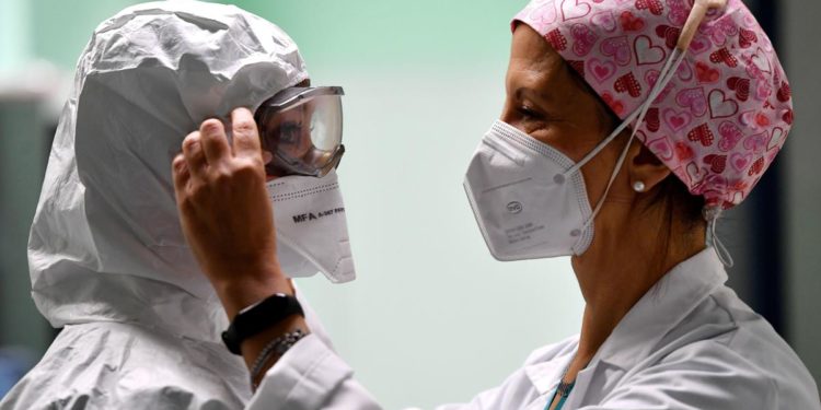 Covid Italia, Bassetti: “Finita emergenza ma non convivenza con virus”