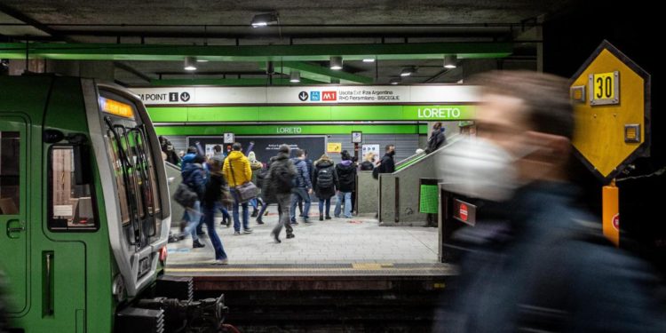 Mascherine al chiuso, Speranza: “Obbligo fino a 15 giugno in ospedali, trasporti e cinema”