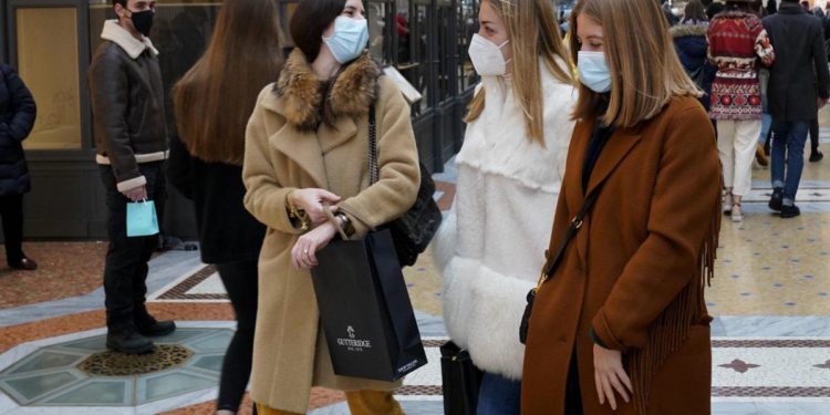 Obbligo mascherina, Gismondo: “Andrebbe tolto ovunque”