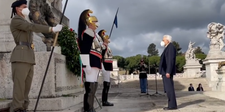 25 aprile, Mattarella rende omaggio all’Altare della patria