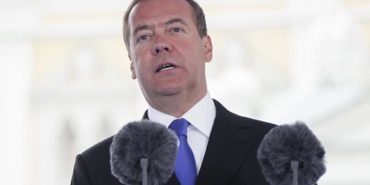 Ucraina, Medvedev: “Russia sia pronta a possibile aggressione della Nato”