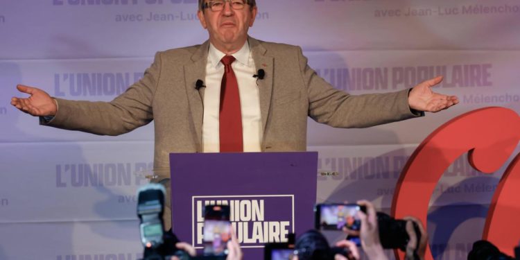 Elezioni presidenziali Francia, sondaggi: Macron favorito ma 28% voti Melenchon per Le Pen